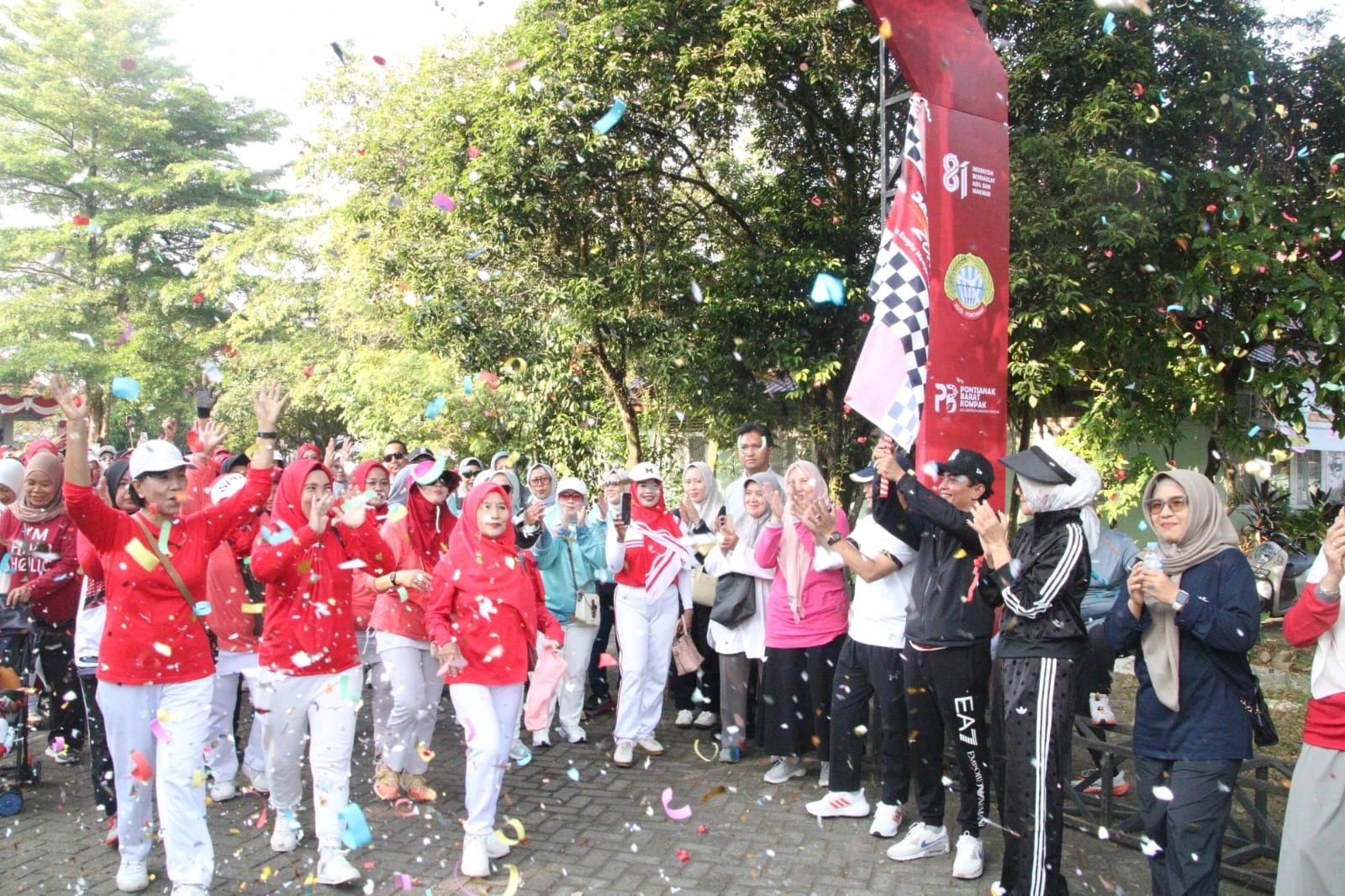 Warga Ponbar Tumpah Ruah Ikuti Jalan Sehat dan Zumba